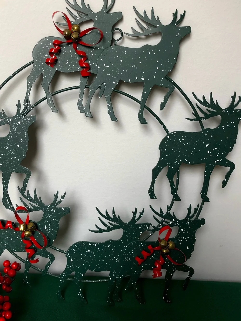 New Metal Green Snowy Reindeer Festive Wreath in Box